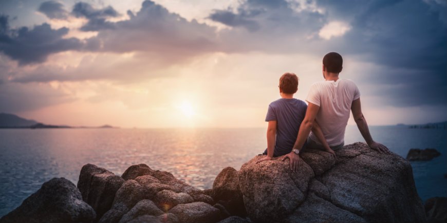 Vater und Sohn - Sonnenuntergang in Thailand