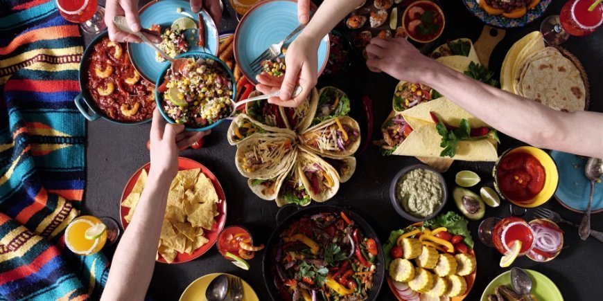 Menschen teilen mexikanisches Essen