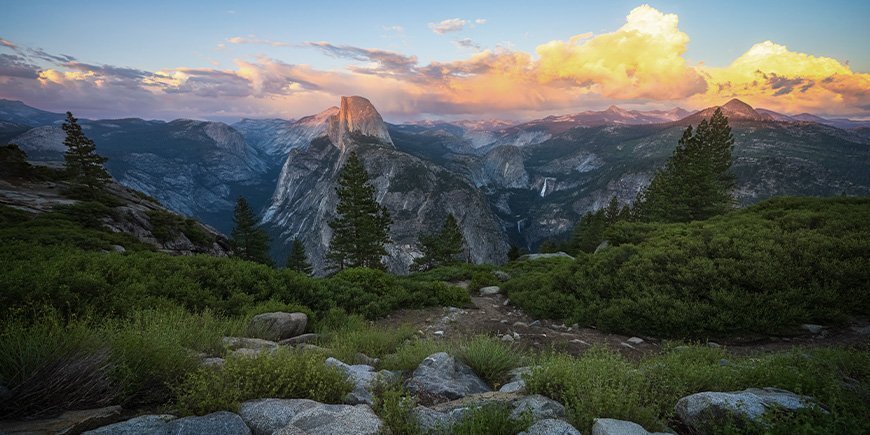 Schöne Aussichten auf den Half Dome im Yosemite-Nationalpark, USA