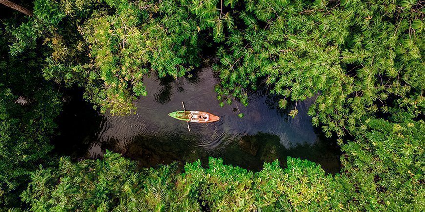 Ein Paar fährt mit dem Kajak durch Ao Thalane in Krabi