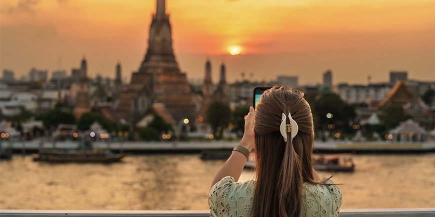 Frau fotografiert den Wat Arun in Bangkok