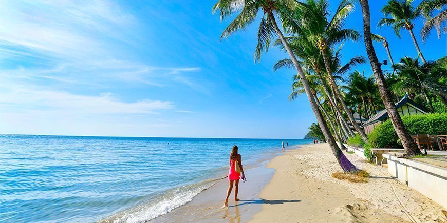 Frau spaziert am Strand von Koh Chang in Thailand