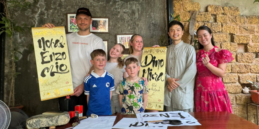 Die Familie bekommt traditionelle Schriftrollen