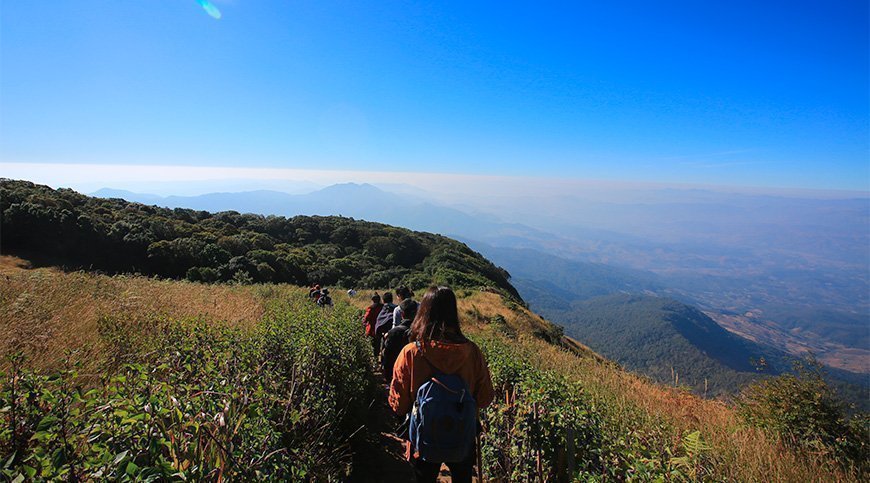 Eine Gruppe von Wanderern auf der iKew Mae Pan Route am Doi Inthanaon