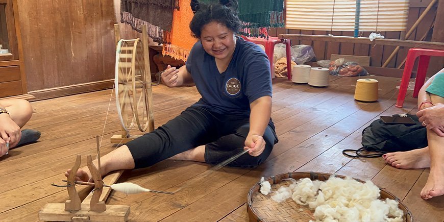 Eine Frau vom örtlichen Karen-Stamm bei der Herstellung ihres Handwerks