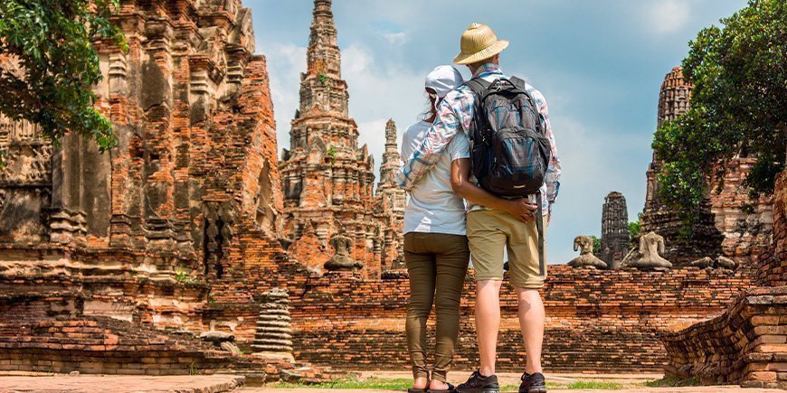 Paar erkundet die Ruinen von Ayutthaya in Thailand