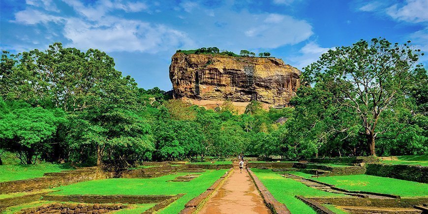 Blauer Himmel bei Sigiriya in Sri Lanka