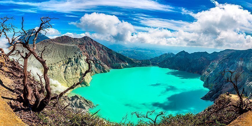 Blick auf einen Kratersee in Java, Indonesien