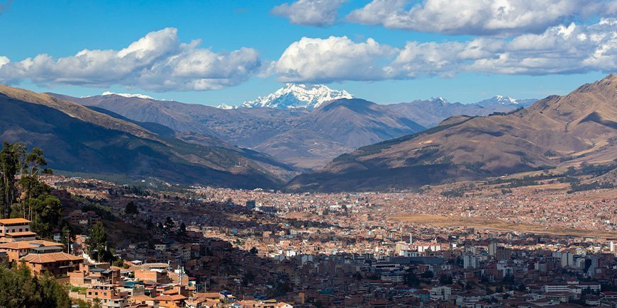 Übersichtsaufnahme von Cusco an einem sonnigen Tag