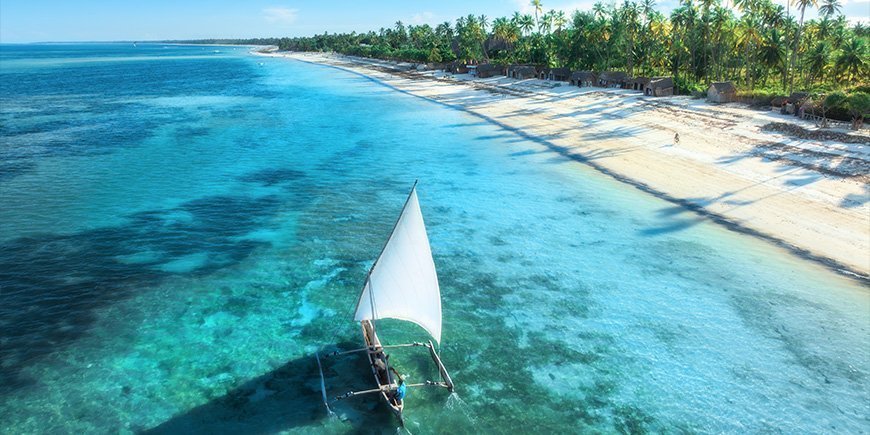 Traditionelles Boot vor dem Strand in Sansibar, Tansania