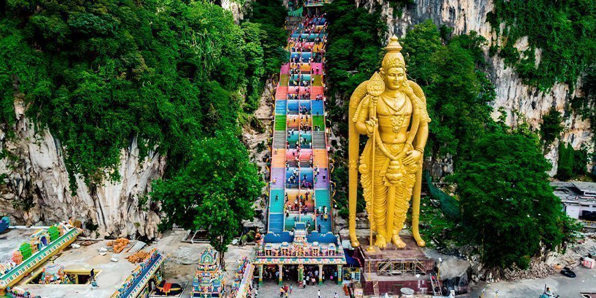 Statue und bunte Treppe in den Batu Caves in Malaysia