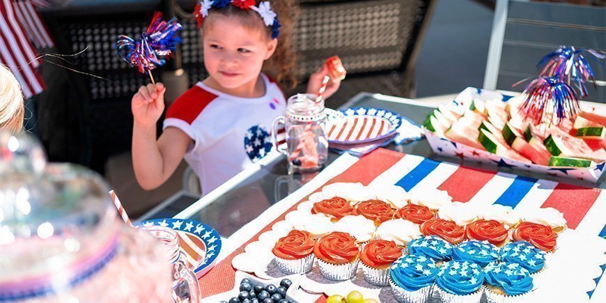 Kleines Mädchen feiert den US-Unabhängigkeitstag