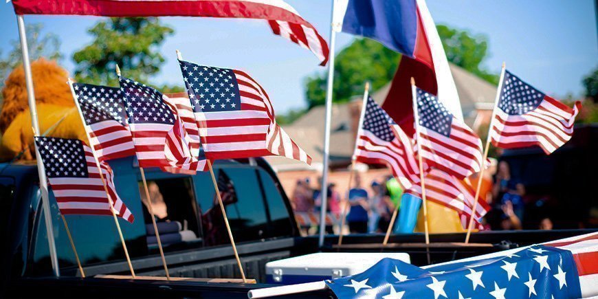 Viele amerikanische Flaggen auf dem Auto am Unabhängigkeitstag in den USA