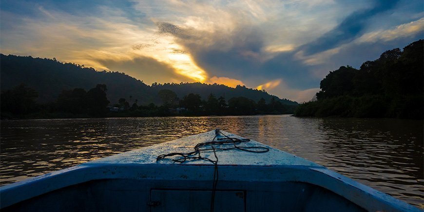 Bootsfahrt auf dem Kinabatangan-Fluss bei Sonnenaufgang