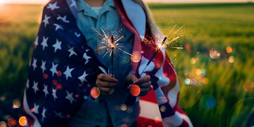 Frau mit amerikanischer Flagge um den Hals gewickelt
