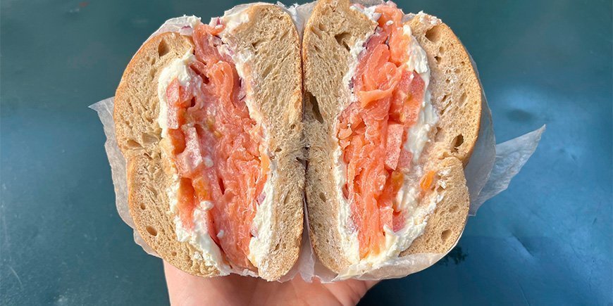 Bagel mit Frischkäse und Lachs in New York