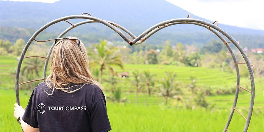 Weibliches TourCompass-Teammitglied bei der Besichtigung von Reisterrassen auf Bali im September