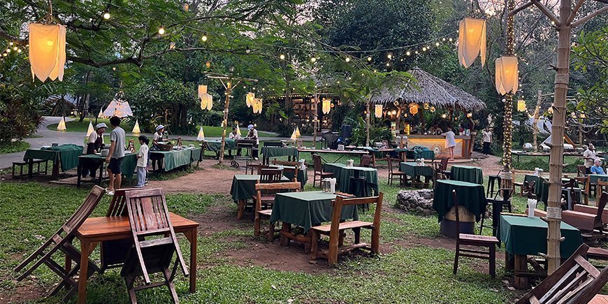 Nette Gegend, in der wir unter Laternen zu Abend gegessen haben