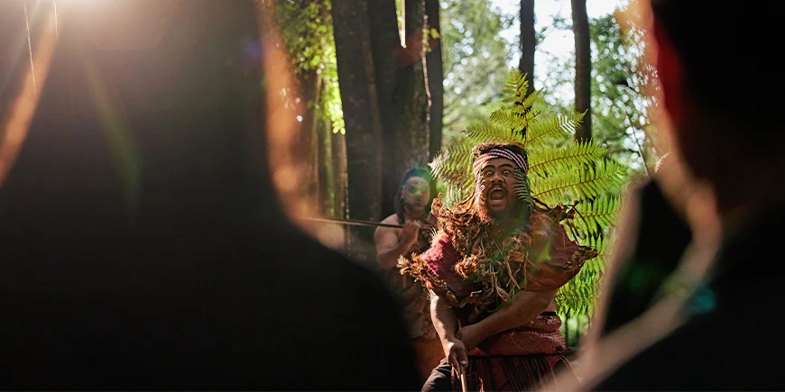 Maori führen einen Haka auf