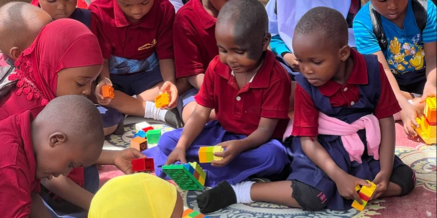 Kinder spielen mit Legosteinen im Moshi Kids Center