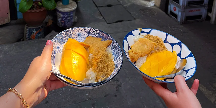 Zwei Teller mit Mango-Klebreis