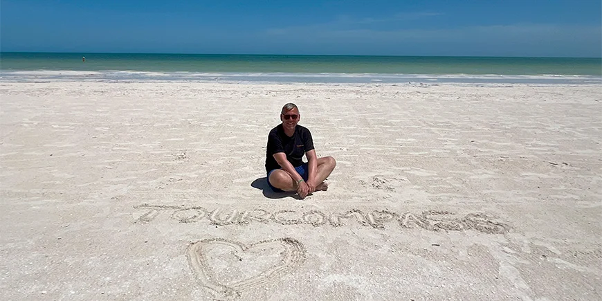 Tom sitzt im Sand auf Isla Holbox in Mexiko