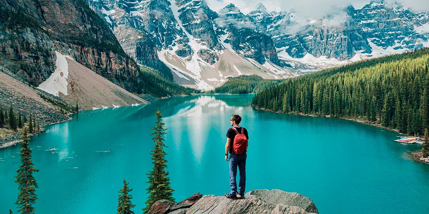Mann genießt die Aussicht auf den Moraine Lake