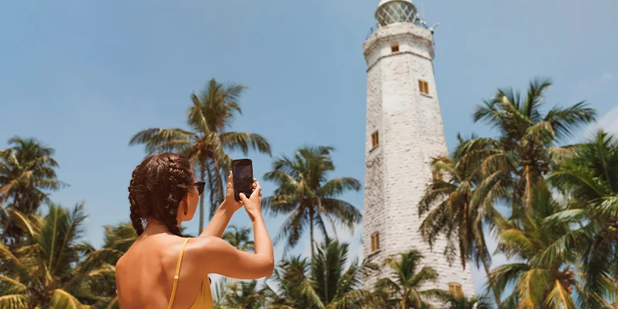 Mädchen macht ein Foto am Leuchtturm in Galle, Sri Lanka