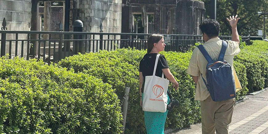Ein Führer erzählt von der Bombardierung Hiroshimas in Japan