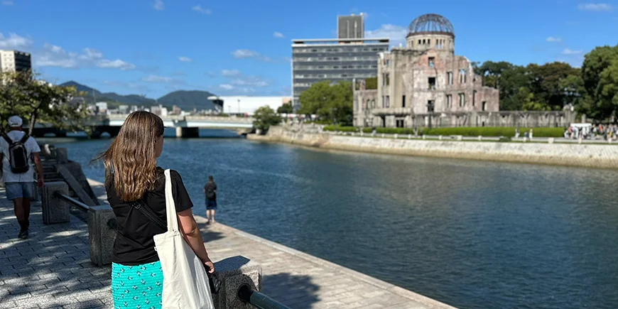 Frau betrachtet die Atombombenkuppel in Hiroshima, Japan