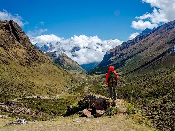 Mann auf dem Salkantay-Trek in Peru