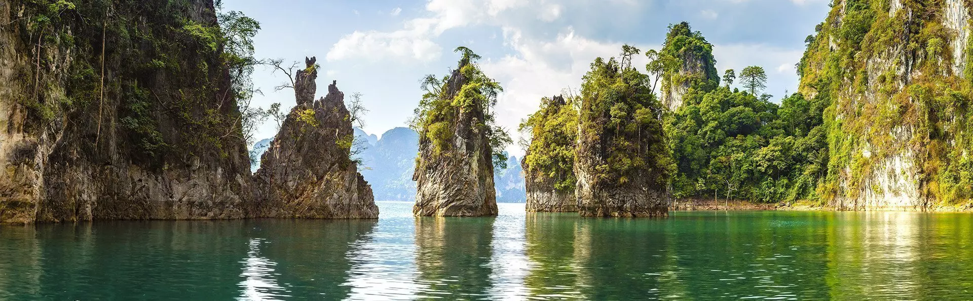 Kalkstein im Cheow Lan See im Khao Sok National Park