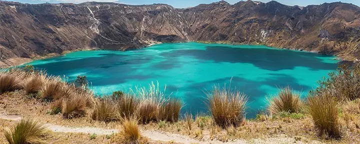 Der Kratersee Quilotoa mit seinem türkisfarbenen Wasser