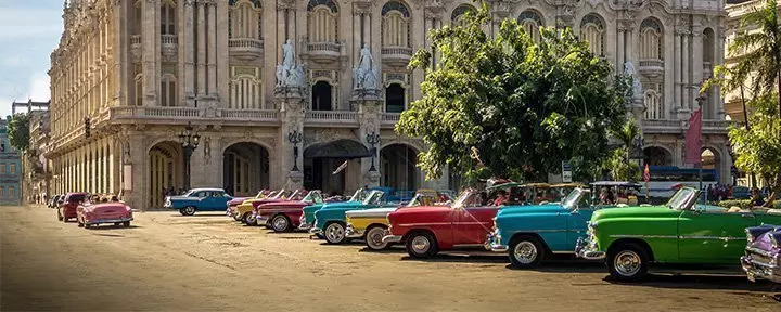 Uralter roter Ami-Schlitten am Strand von Varadero, Kuba