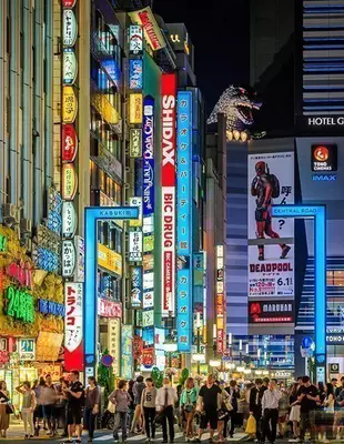 Shinjuku in Tokio am Abend