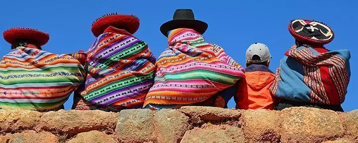 Farbenfroh gekleidete Quechua-Frauen in Cuzco