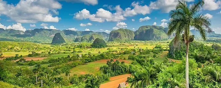 Panoramablick auf das Viñales-Tal bei Sonnenuntergang aus der Vogelperspektive, Kuba