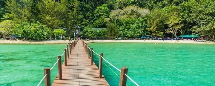 Brücke im Wasser auf Gaya Island in Malaysia