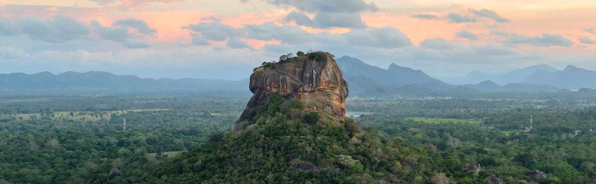 Bild von Sigiriya in Sri Lanka im Licht des Sonnenuntergangs