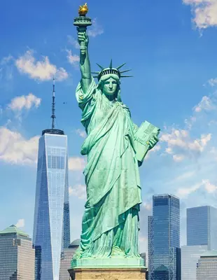 Blick auf die Freiheitsstatue mit blauem Himmel im Hintergrund