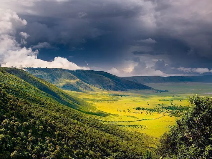 Bewölkter Tag am Ngorongoro-Krater in Tansania