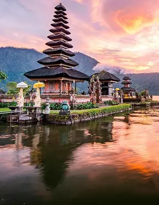 Sonnenaufgang über dem Tempel Pura Ulun Danu Beratan auf Bali, Indonesien
