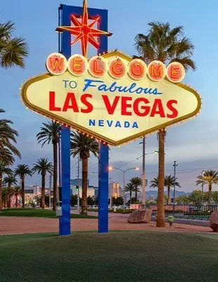 Ikonisches Las Vegas-Schild mit Palmen im Hintergrund