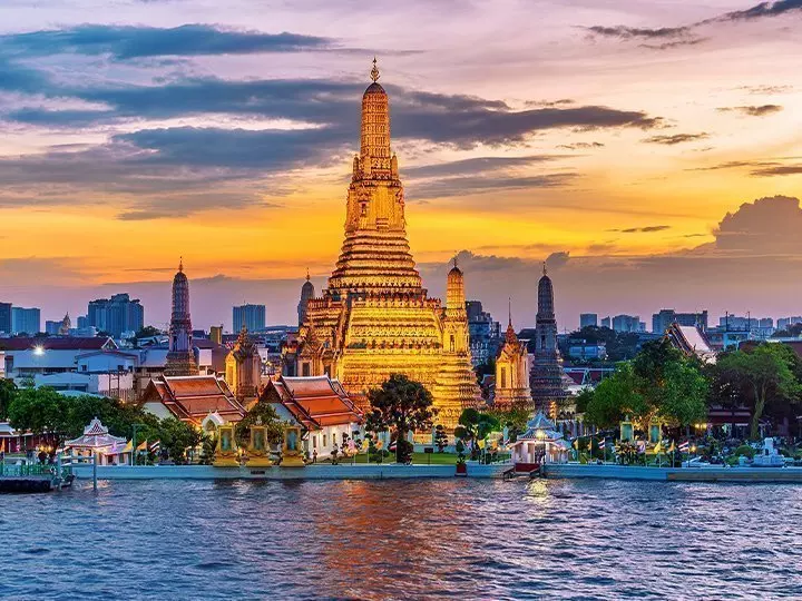 Wat Arun Tempel bei Sonnenuntergang in Bangkok, Thailand