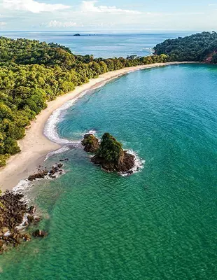 Landschaft am Strand Playa Espadilla im Nationalpark Manuel Antonio