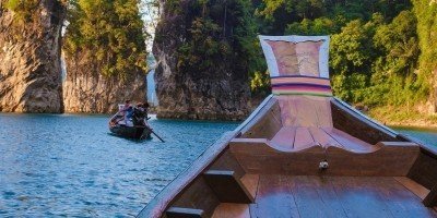 Longtailboot fahren auf dem Cheow Lan See in Khao Sok