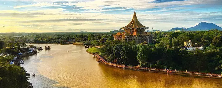Abendsonne über dem Sarawak-Fluss in Kuching, Sarawak, Borneo