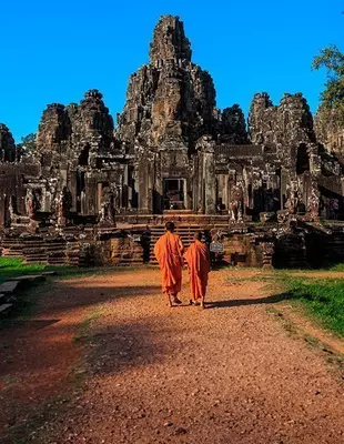 2 Mönche vor dem Tempel Bayon in der Nähe von Angkor, Kambodscha