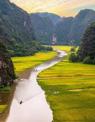 Fantastische Aussicht auf Tam Coc und die Karstformationen sowie auf die Provinz Ninh Binh, Vietnam Flusslauf über den Berg