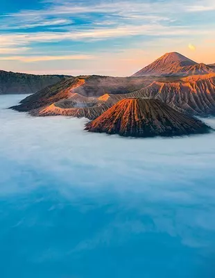 Vulkan Bromo auf Ostjava im Nebel bei Sonnenaufgang, Indonesien